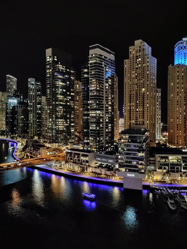 Дубай вечером