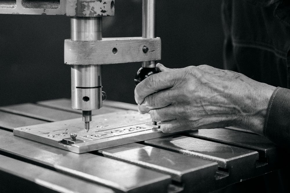 «Присматривайтесь к опытным рукам! Они в морщинах и в набухших венах.»