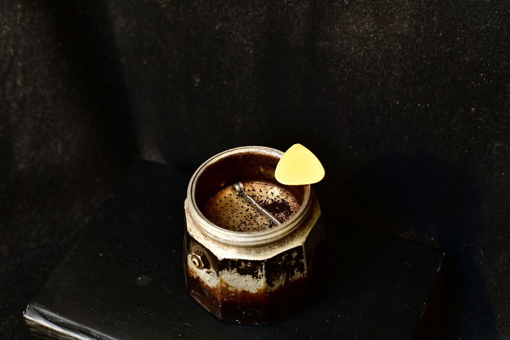 kafevarka mechtaet igrat na basguitare