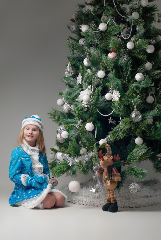 Девочка около елки.
