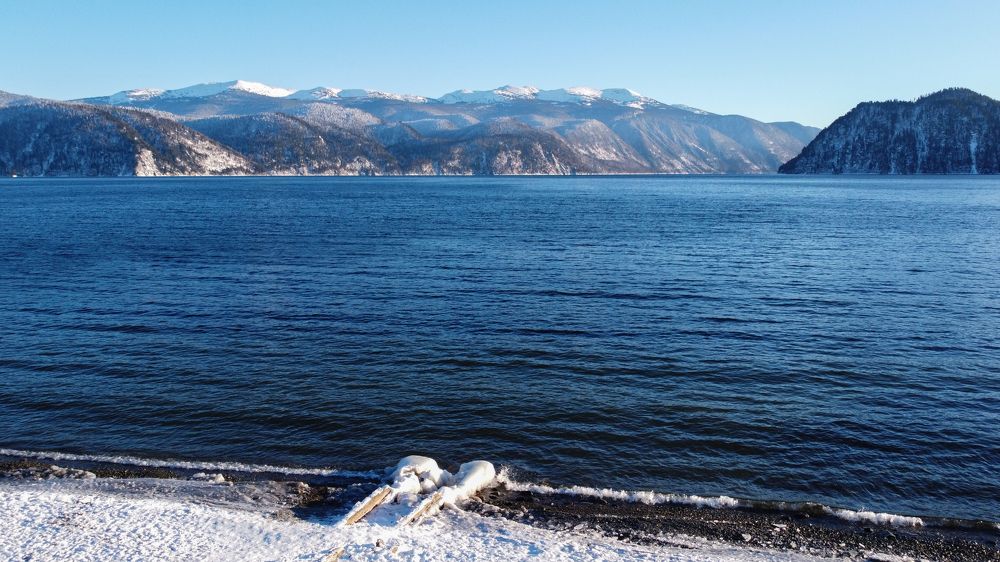 На берегу озера Алтын Кӧл