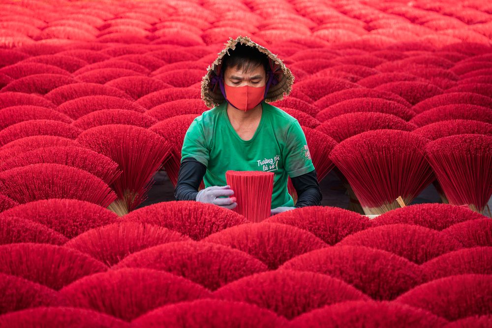 Collects incense bundles