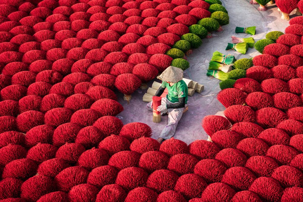 Collects incense bundles