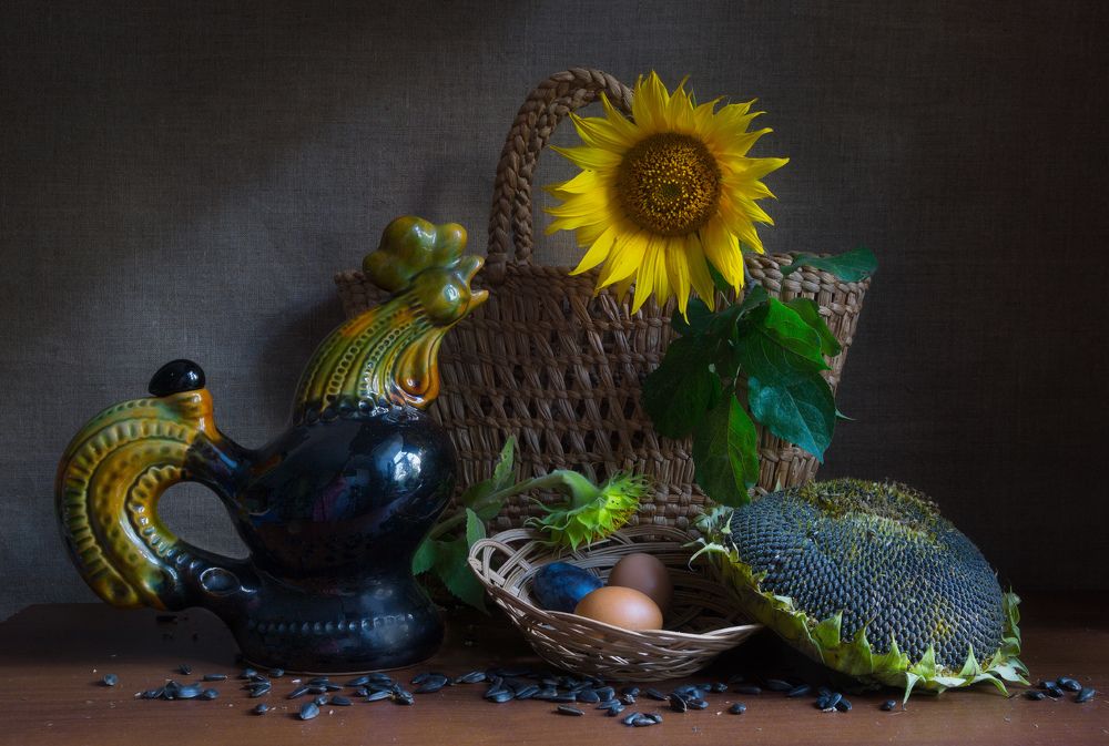 Утро начинается с песни петухов.