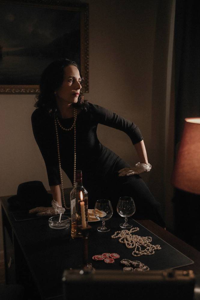 Каждый понедельник мы играем в покер и пьем виски