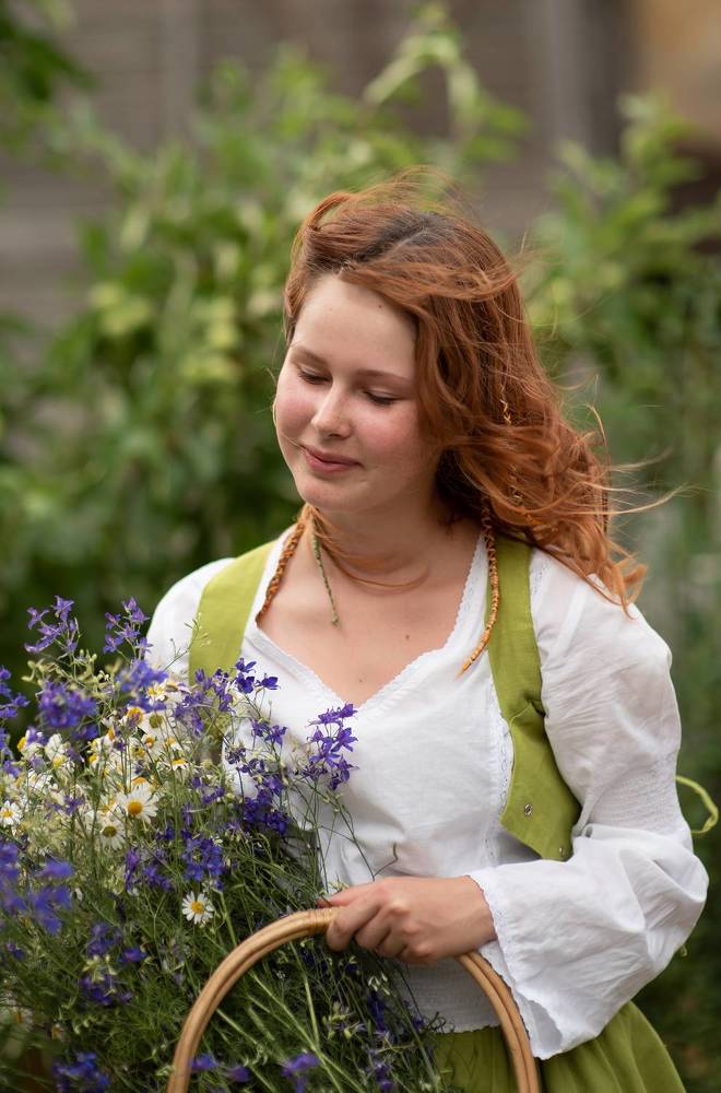Юная цветочница