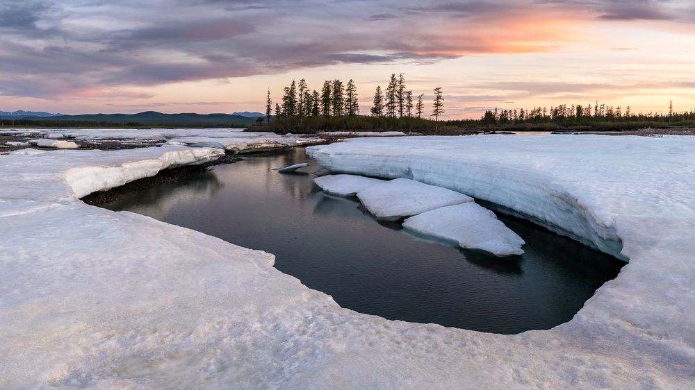 Большая Момская наледь
