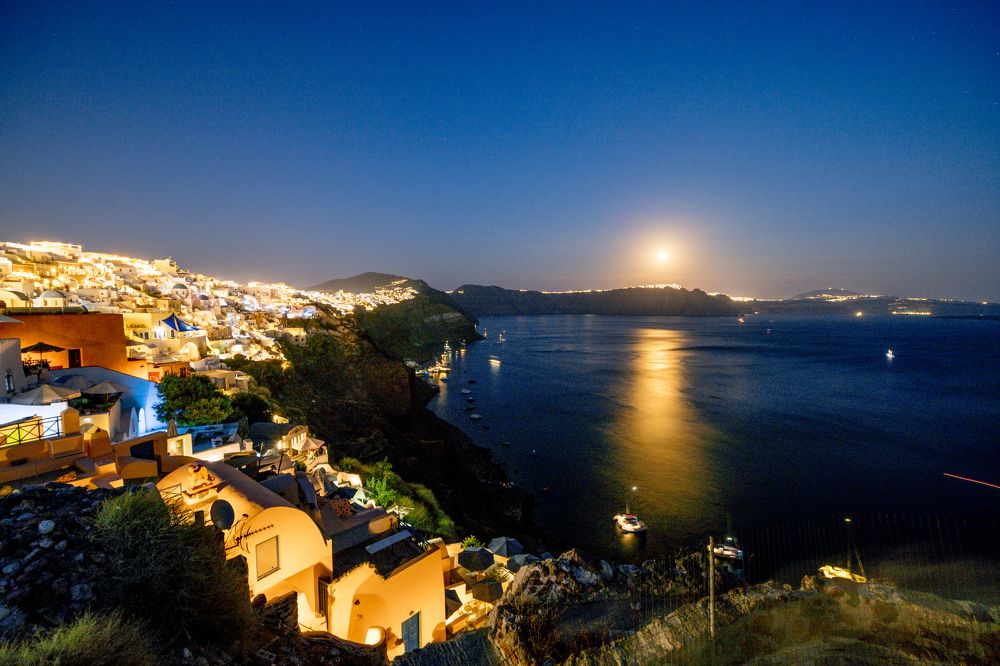 Восход Луны над островом Санторини