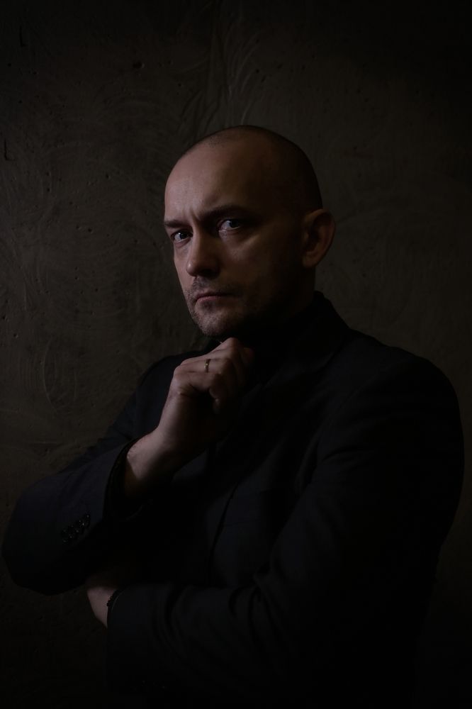 Мужской портрет в темном ключе (male portrait in a dark key)