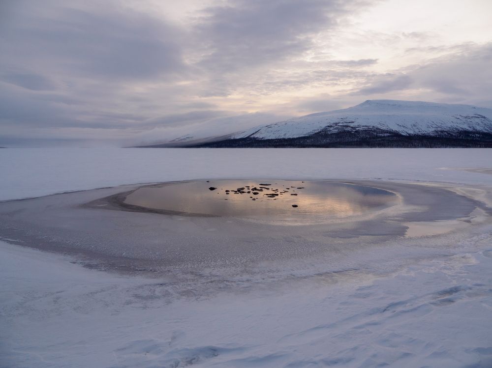 Бьют ключи из под земли и летом и зимой ..