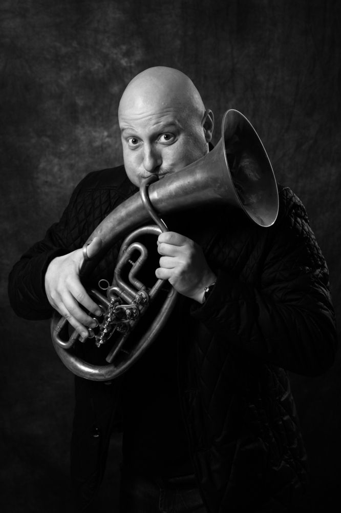 Трубач выдувает медь