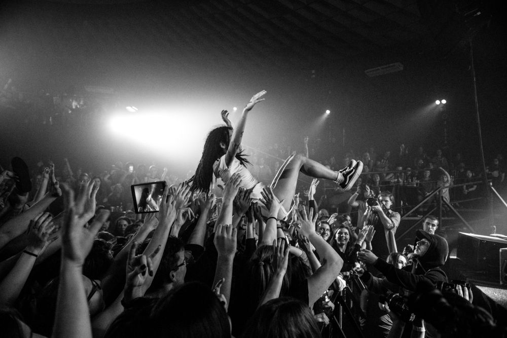 Stage diving