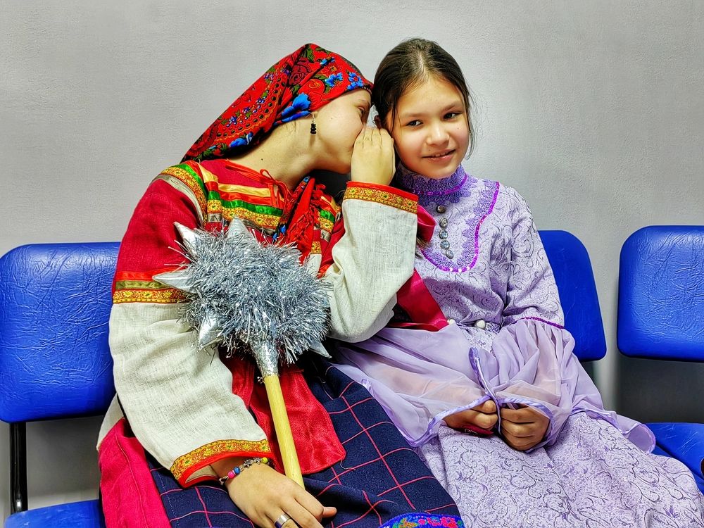 За кулисами.