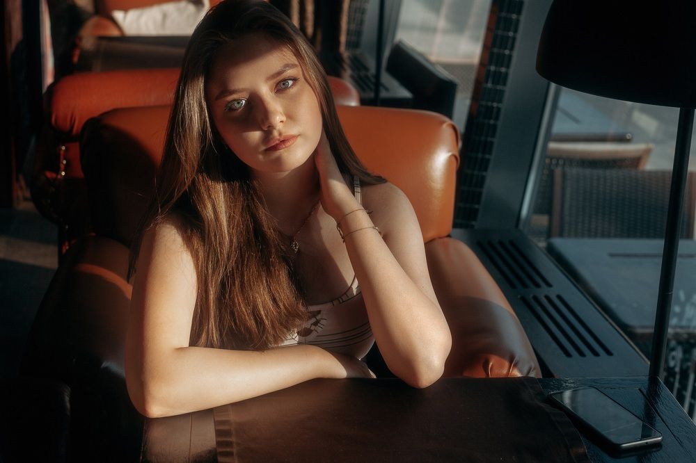 The girl in the cafe