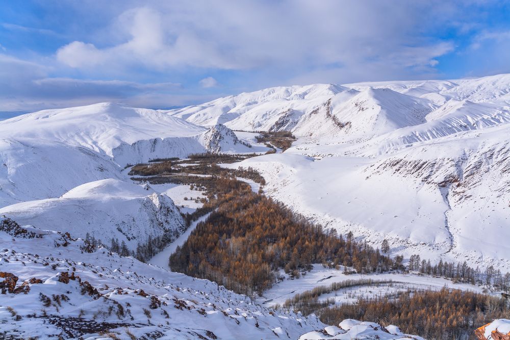 Красное ущелье под снегом
