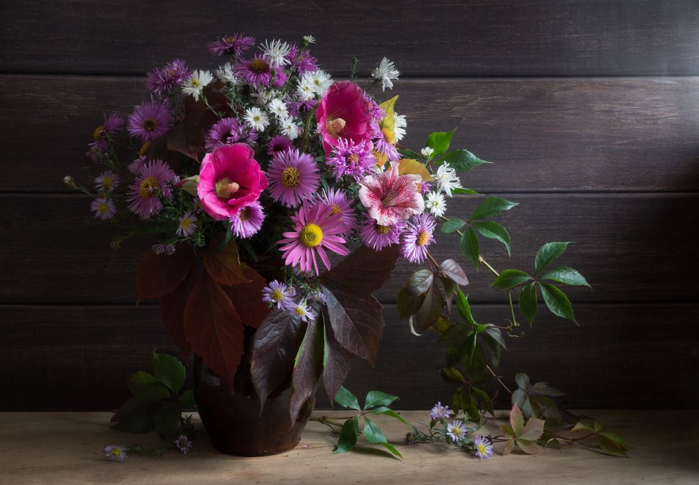 Очарует поздней осени букет.