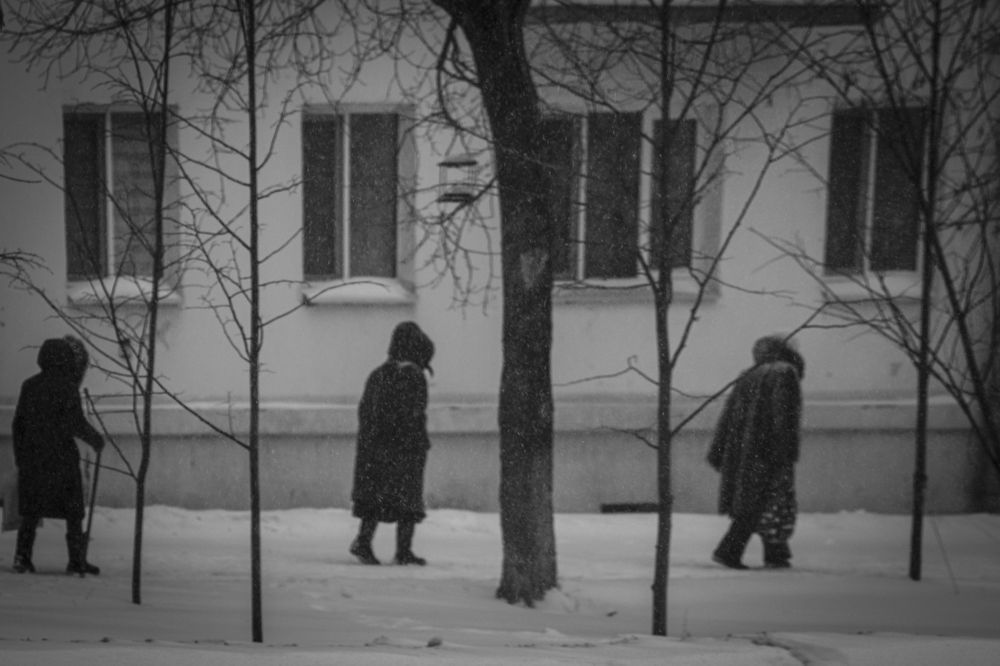 трое