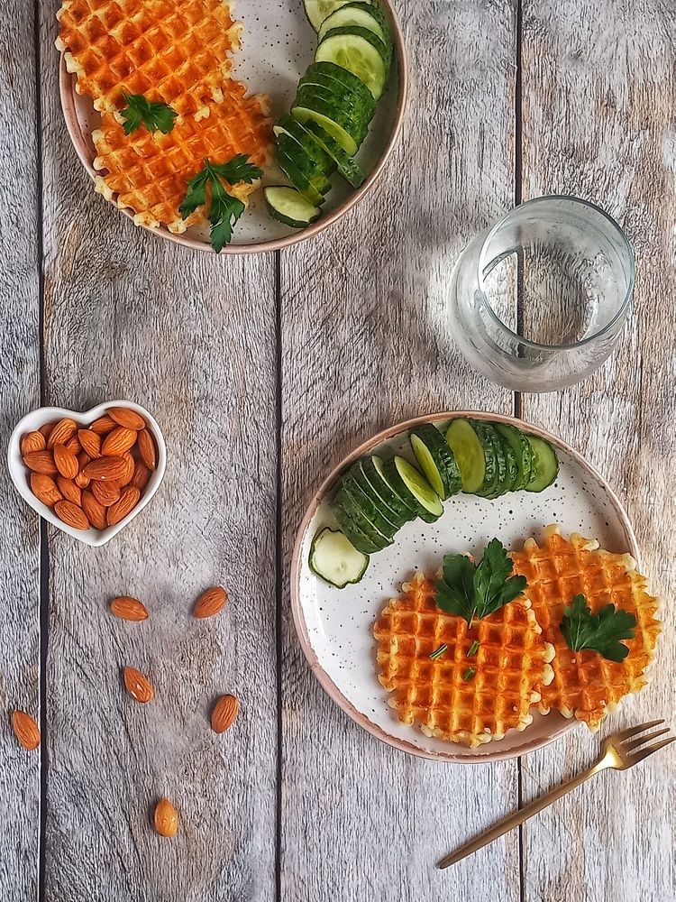 Натюрморт с вафлями и миндалем