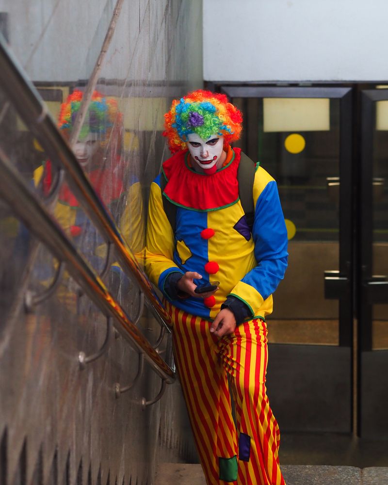 Грустно тут у вас... / sad clown