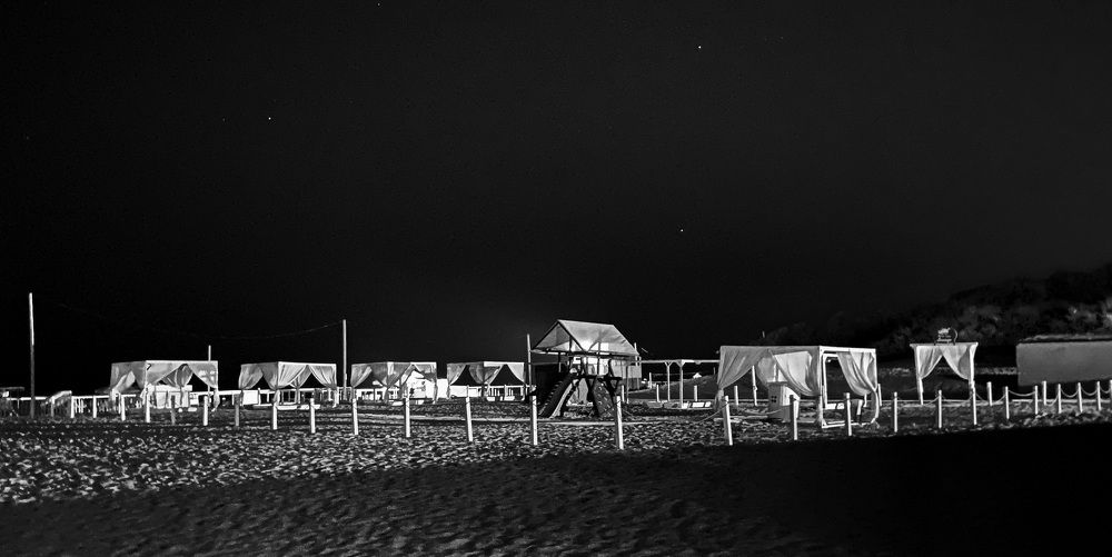 Ночной пустынный пляж.