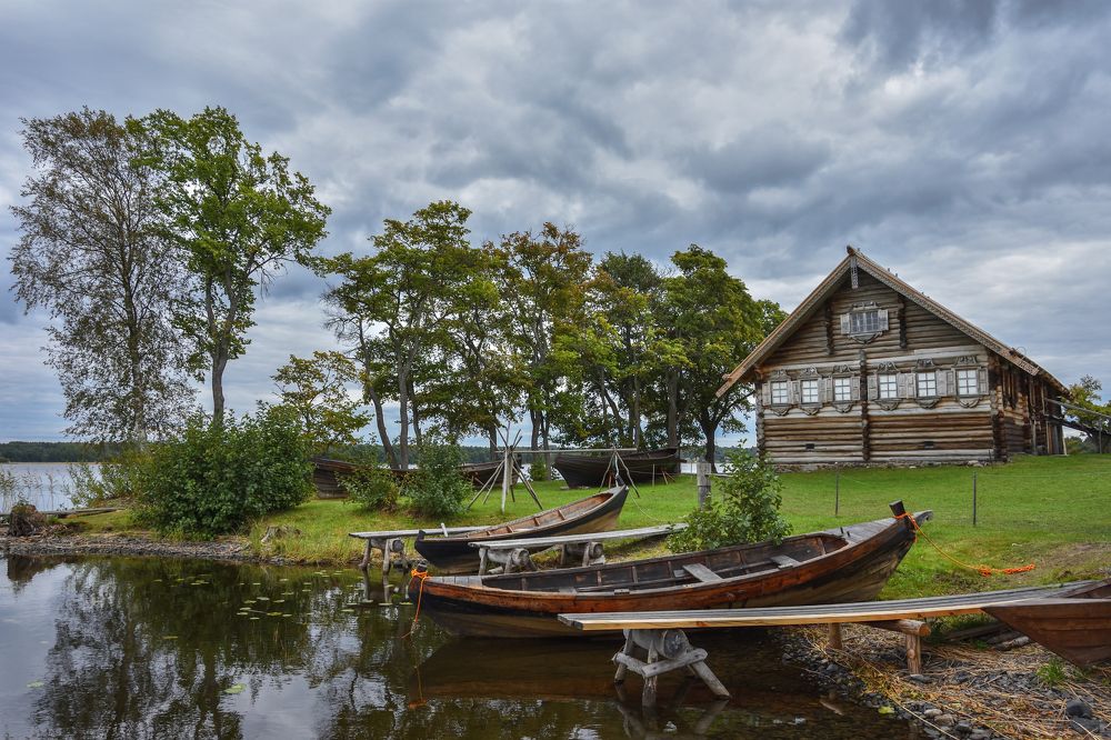 Осень на берегу озера.