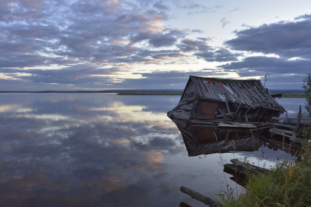 Старый дом на озере.