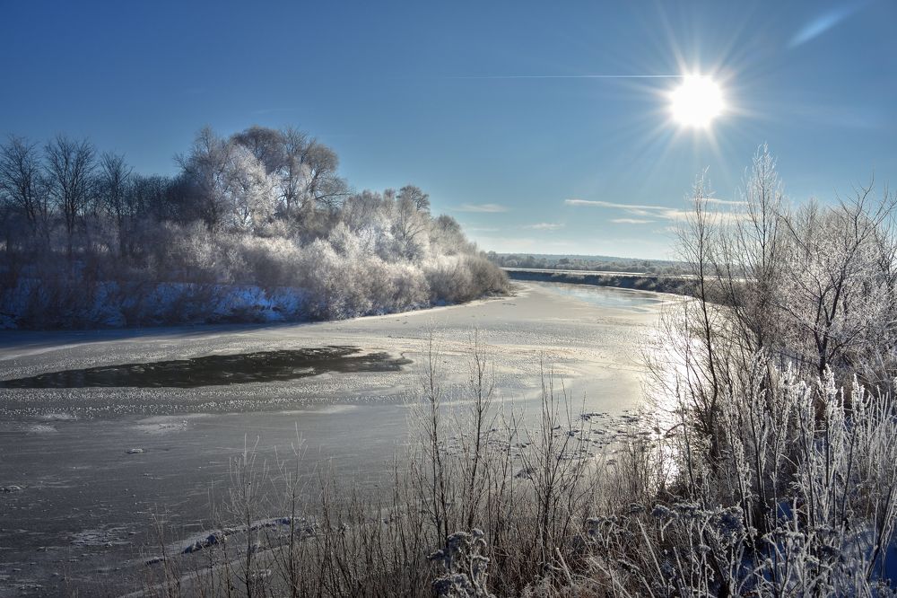 Солнце над зимней рекой.
