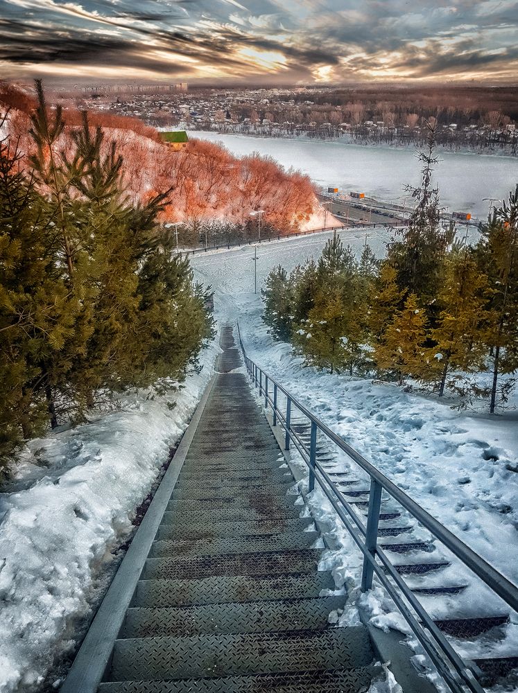 Вверх по лестнице, ведущей вниз.