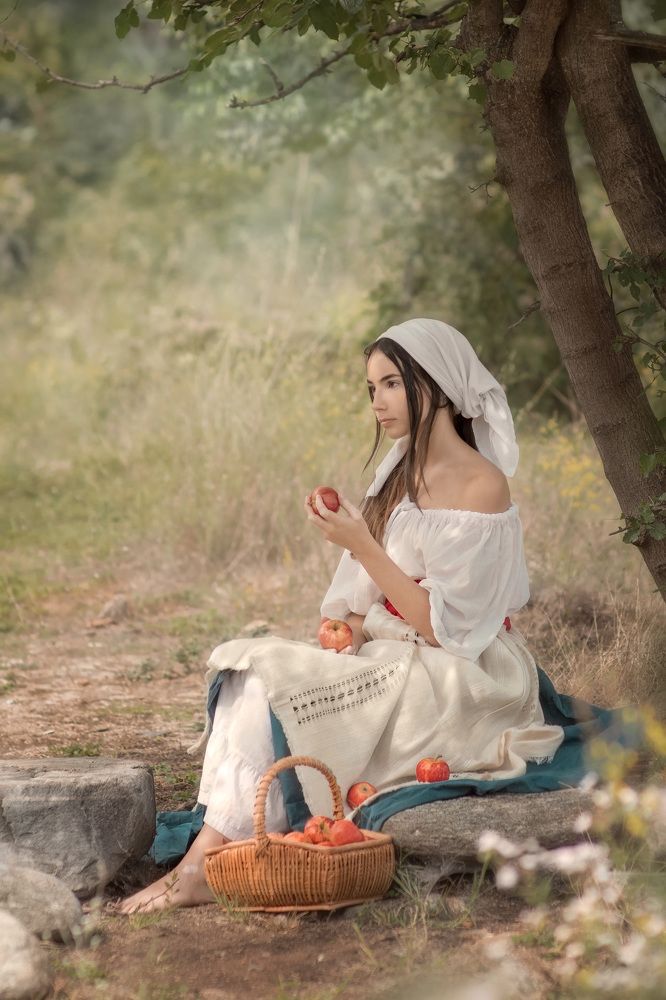 The girl with the apples