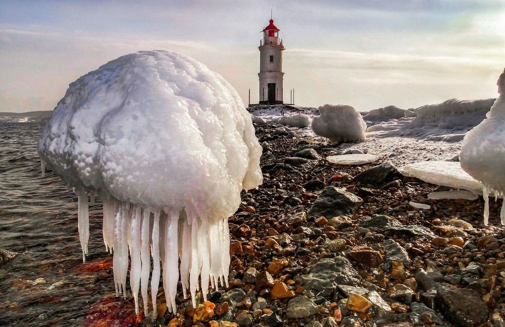 Парящие ледяные медузы Токаревского маяка. Владивосток