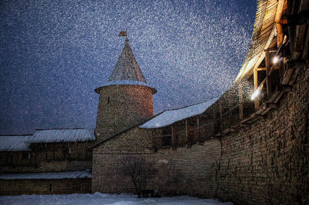 Заметает снегом