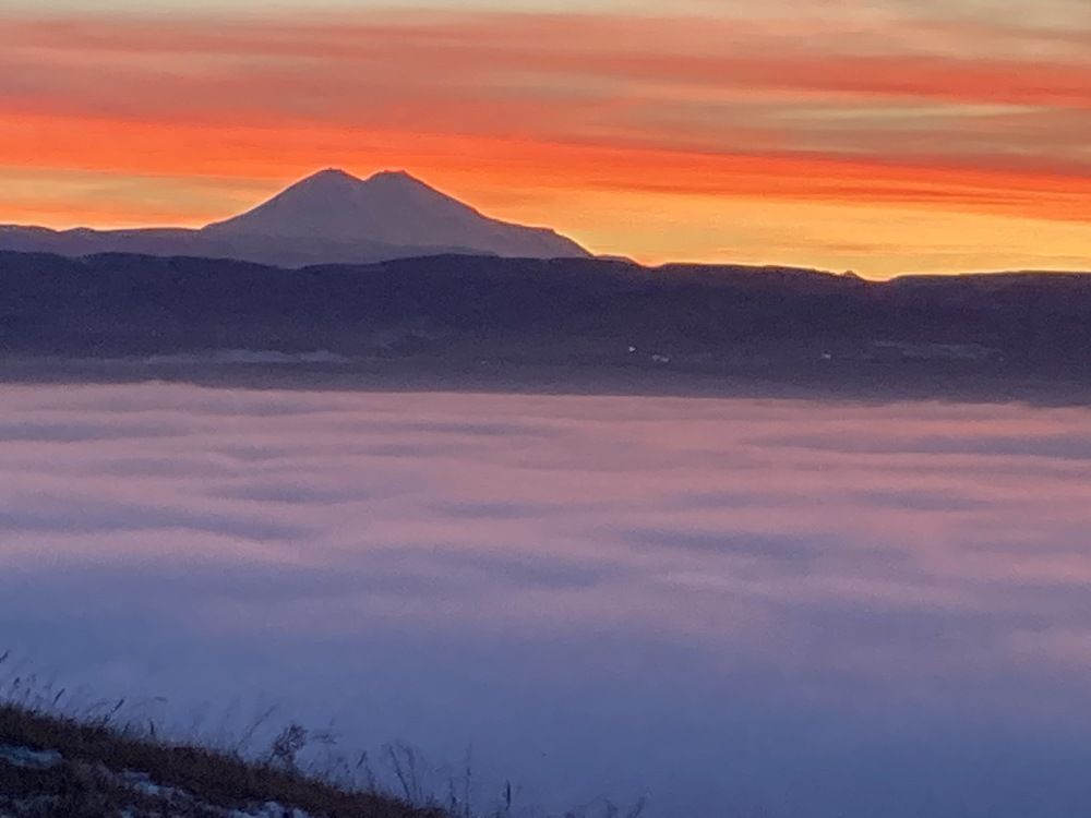 Elbrus (5642 meters above sea level), an old extinct volcano. Эльбрус (5642 м над уровнем моря), потухший вулкан.Гора Эльбрус — самая высокая горная вершина России и Европы, ее высота составляет 5642 метра. Географически Эльбрус расположен на Кавказе.