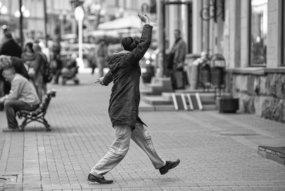 Танцующая на улице.