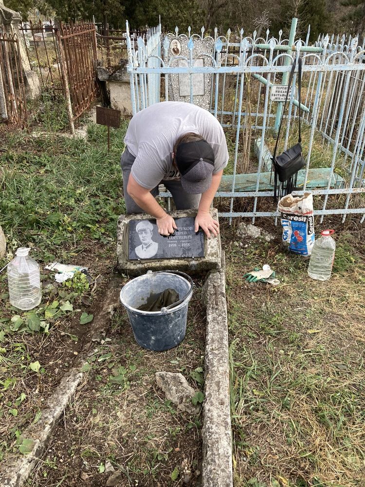 In the old cemetery. На старом кладбище.