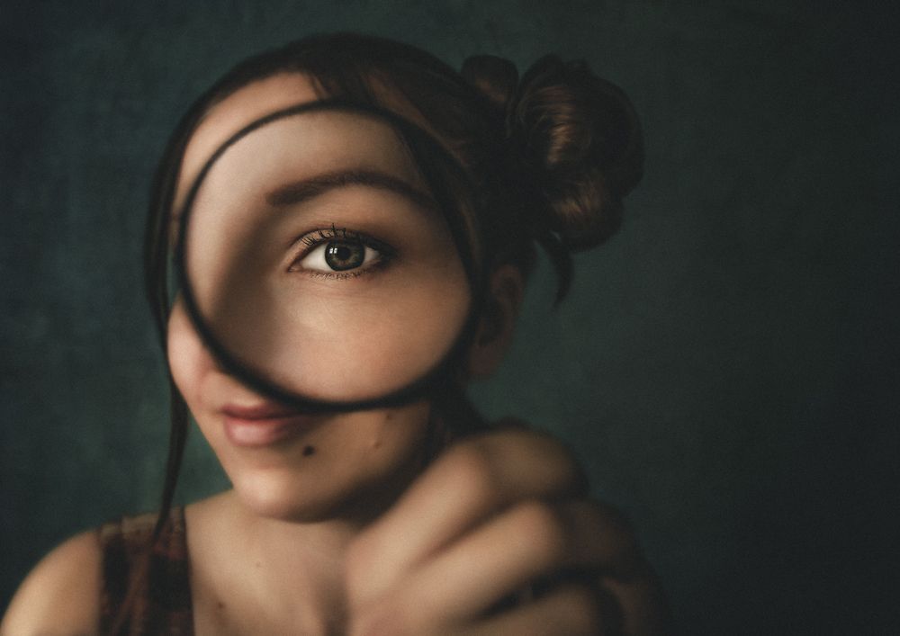 Lady with a magnifying glass - Self-portrait