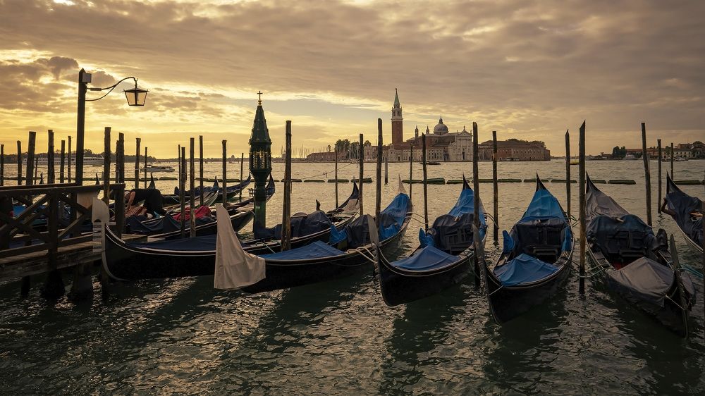 Утро в Венеции. Гондолы