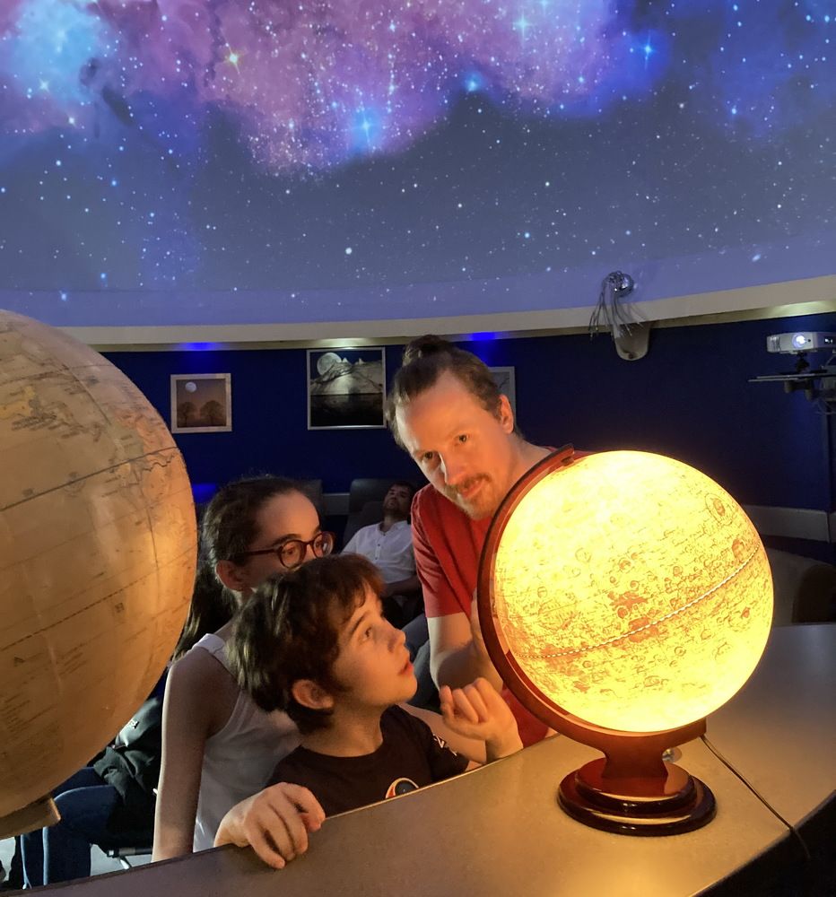 The cosmos is calling. Космос зовет.