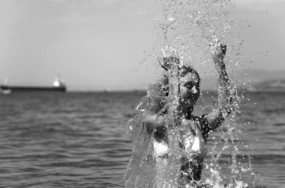 Девушка и брызги