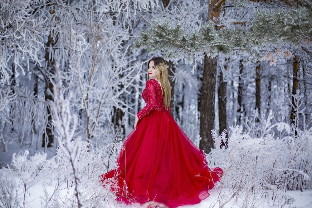 Огненная фея в зимнем лесу.