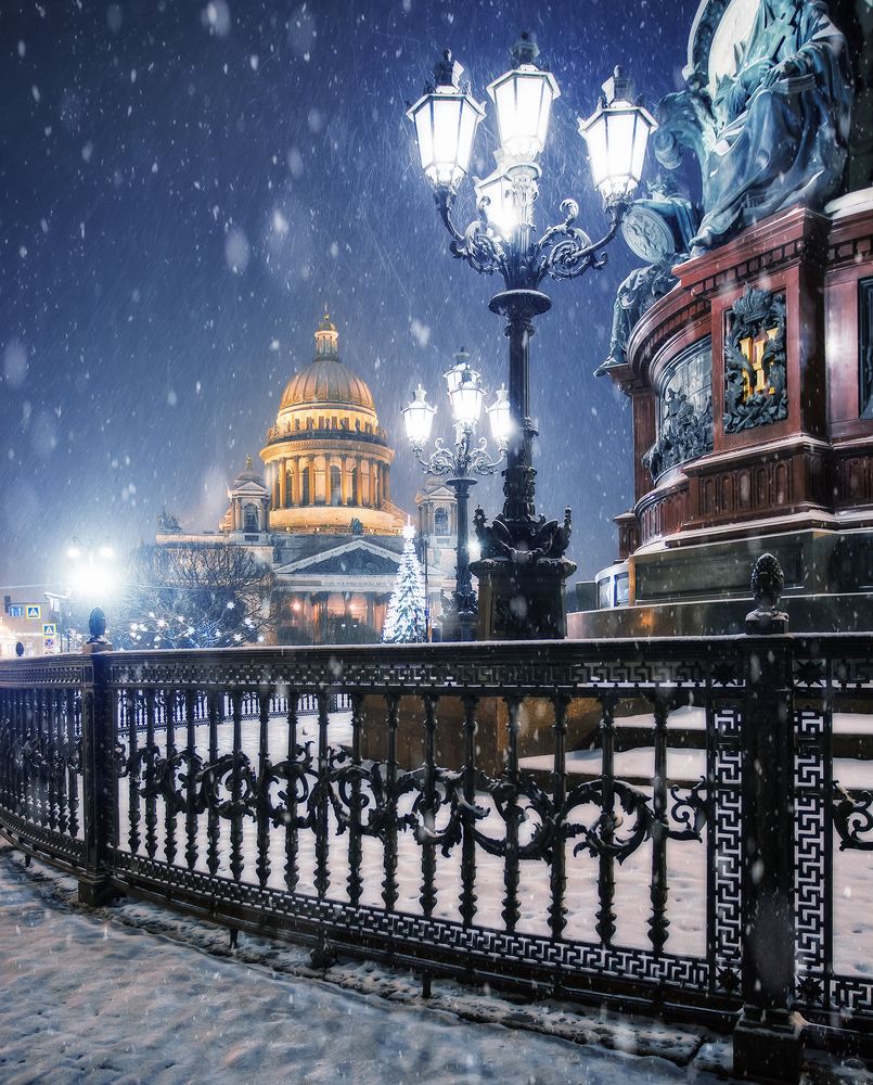 Исаакиевская площадь и снегопад...