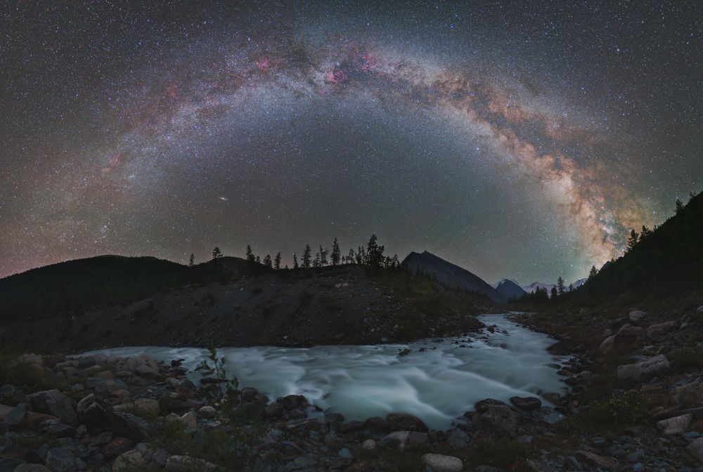 На берегу горной реки