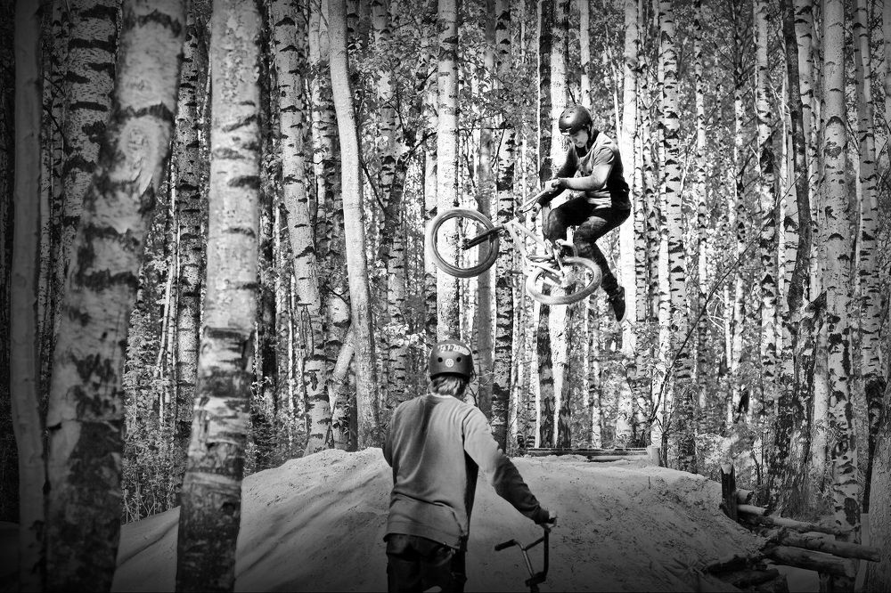 На крутом пригорке...