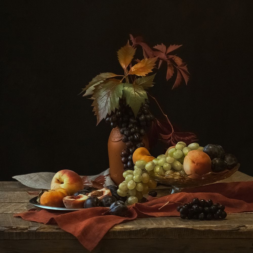 Натюрморт с виноградом и персиками