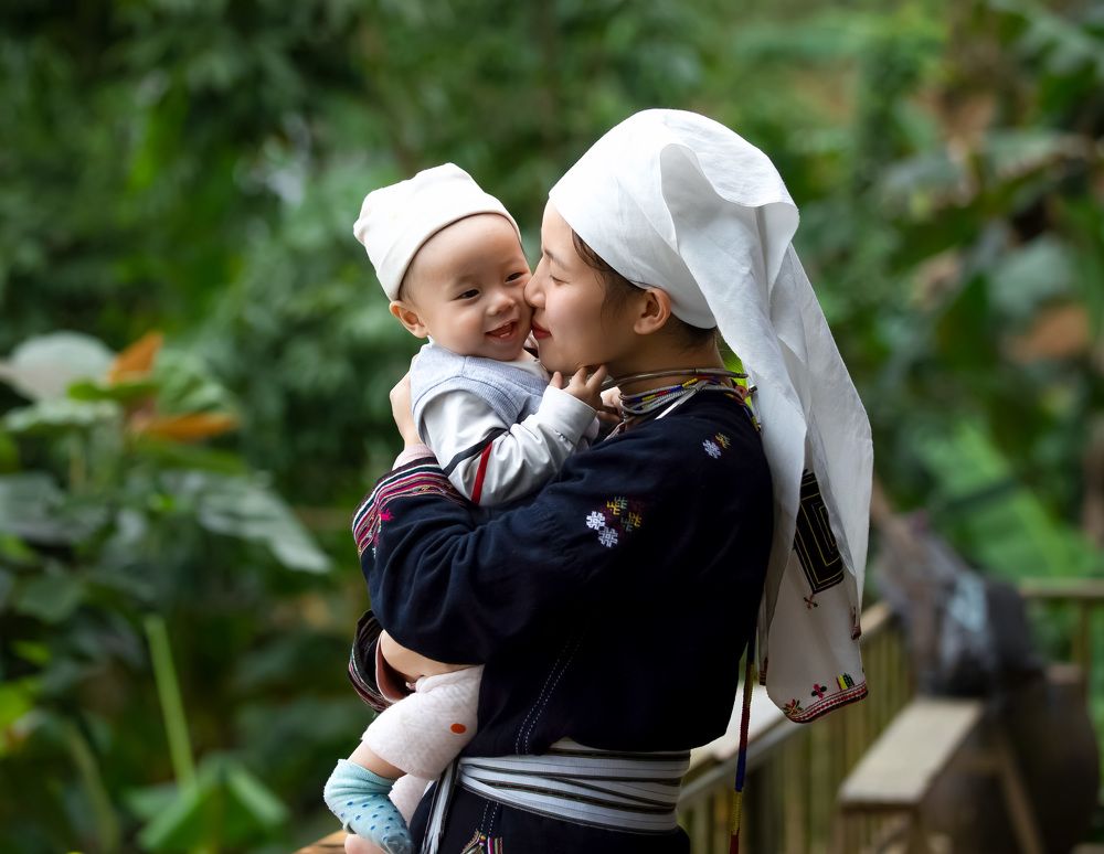 Portrait of mother and son Dao Tien ethnic group