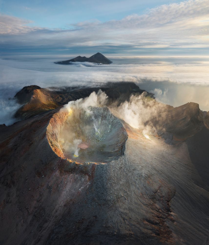 Над Чёрным / Above the caldera of Black Volcano