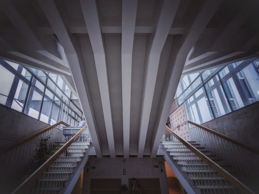 По дороге до клозета.