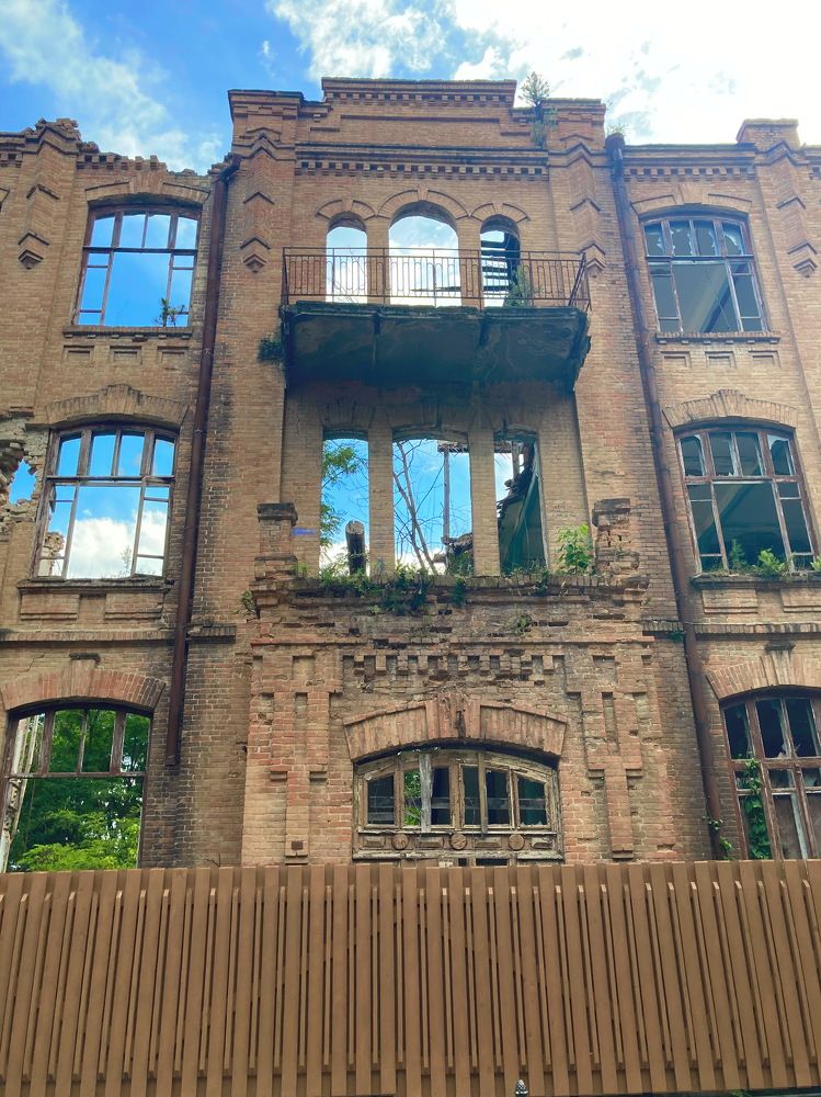 The departing antiquity. Уходящая старина.