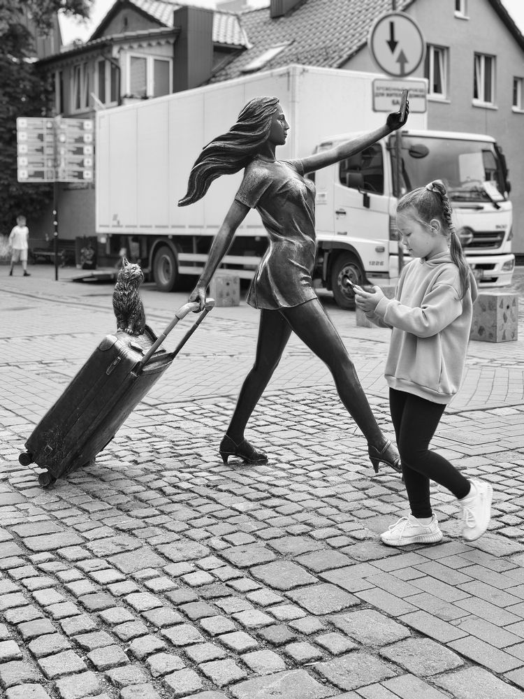 Дамы с телефоном