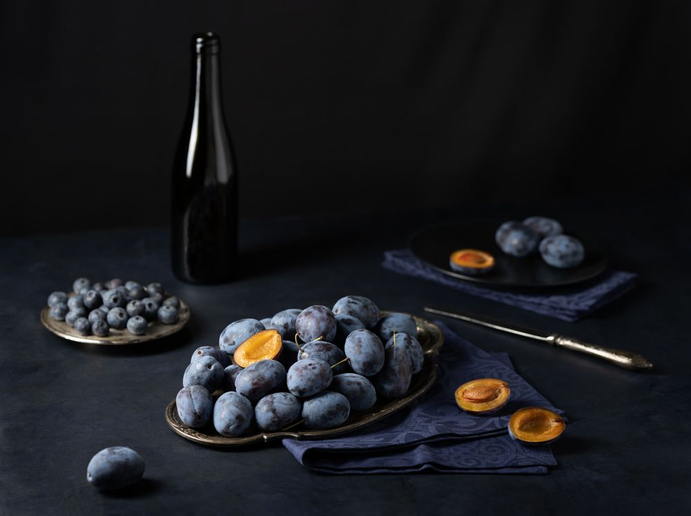 Натюрморт с домашними сливами