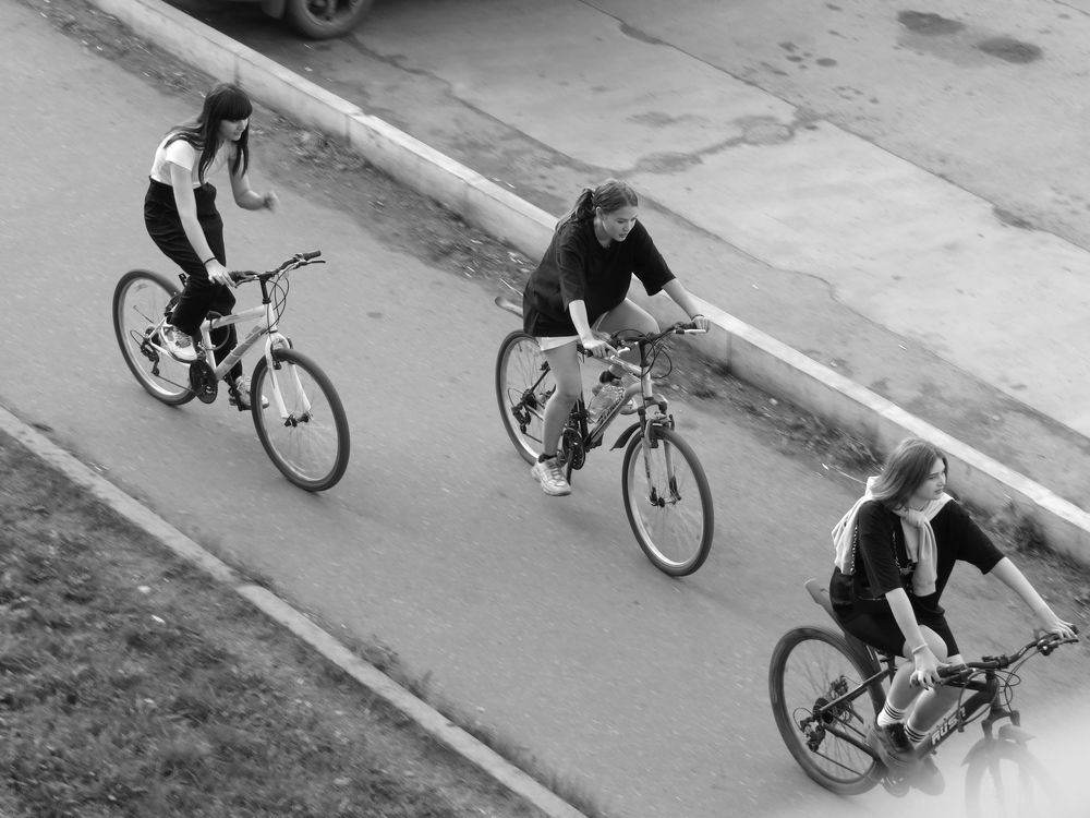 Три велосипедистки